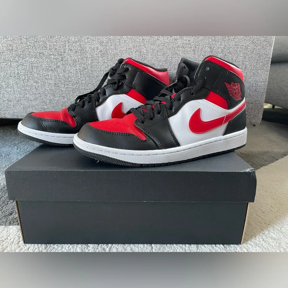Men’s Nike Air Jordan 1 Mid White Black Red Size 9US - Picture 1 of 8